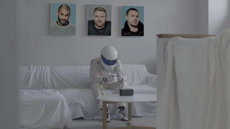 Ο Stig δεν βγάζει τη στολή ούτε στο σπίτι